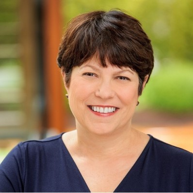 Kelly Henning Headshot