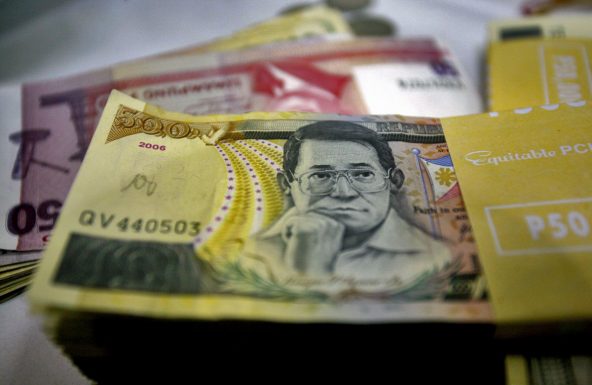 P 500 Peso bills. Tivoli Money changer, Mabini st., Manila, Philippines, Nov 6, 2007. NANA BUXANI/BLOOMBERG NEWS