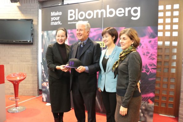 From left to right: Executive Dean Chen Changfeng, Bloomberg Editor-in-Chief Emeritus Matthew Winkler, Professor Hang Min and ICFJ President Joyce Barnathan