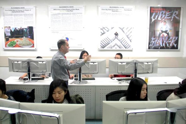 Professor Lee Miller teaches GBJ students at the Bloomberg Financial Lab in Tsinghua University.