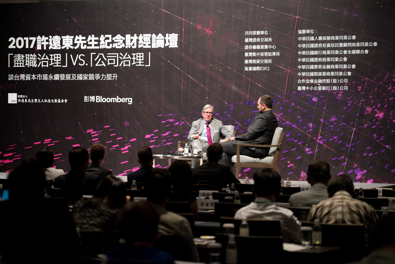 Peter Grauer, Chairman of Bloomberg LP with Samson Ellis, Bloomberg News Taipei Bureau Chief at the Sheu Yuan Dong Foundation & Bloomberg 2017 Corporate Governance Forum