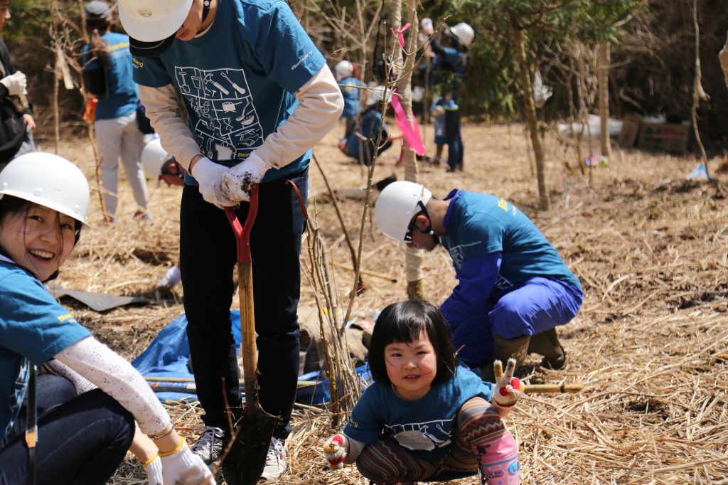 To celebrate Bloomberg’s 30th year in Japan, 100 employees and their families travelled to Mount Fuji, a World Heritage Site listed by UNESCO, to plant trees and restore the ecosystem of this culturally significant site. 